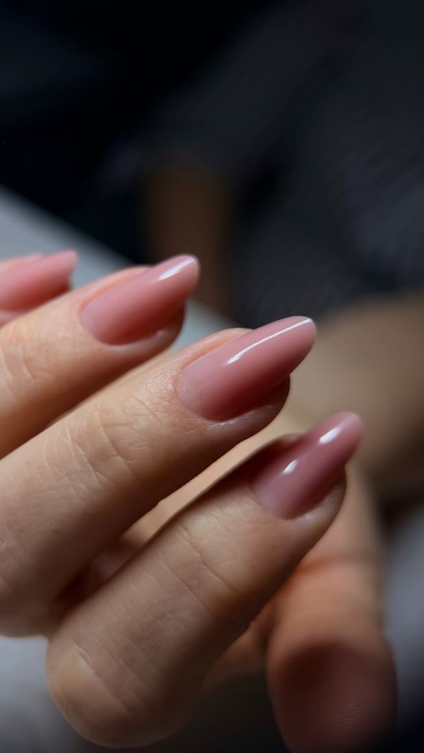 Alongamento de unhas em tom nude realizado no Ateliê Nail Design em São José do Rio Preto