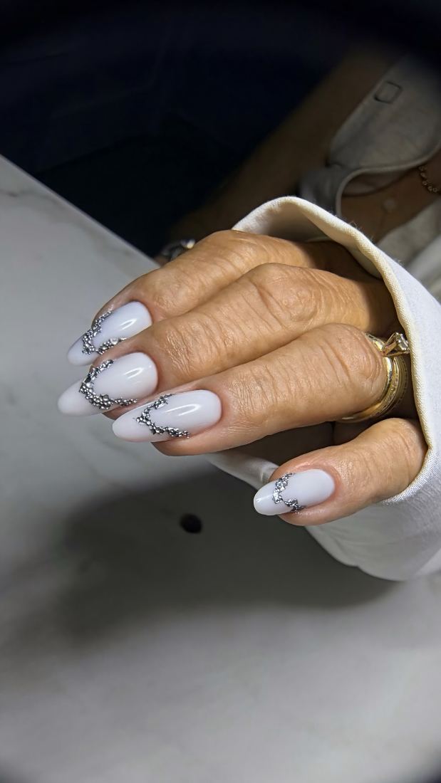 Unhas brancas com nail art delicada em São José do Rio Preto