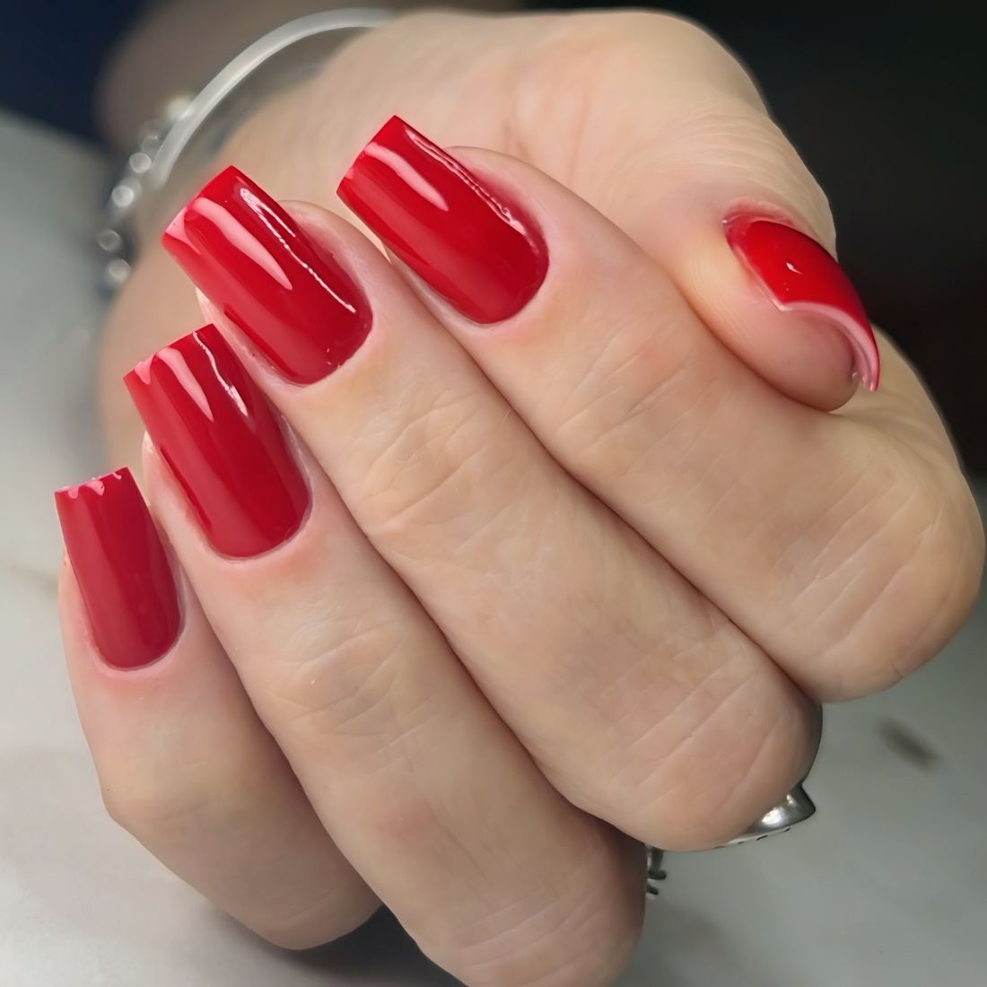 Esmaltação vermelha com brilho intenso realizada no Ateliê